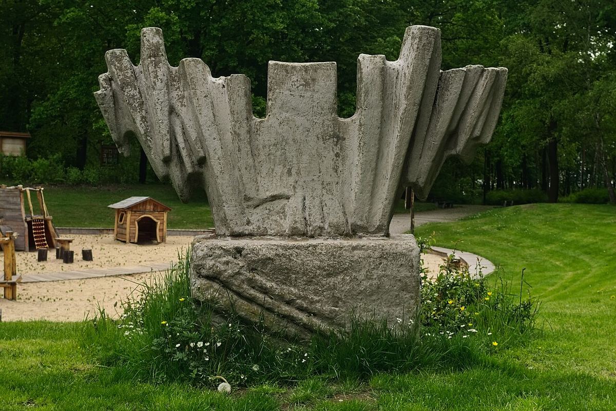 Sculptură în aer liber într-un parc, fotografiată la Katowice, Polonia.