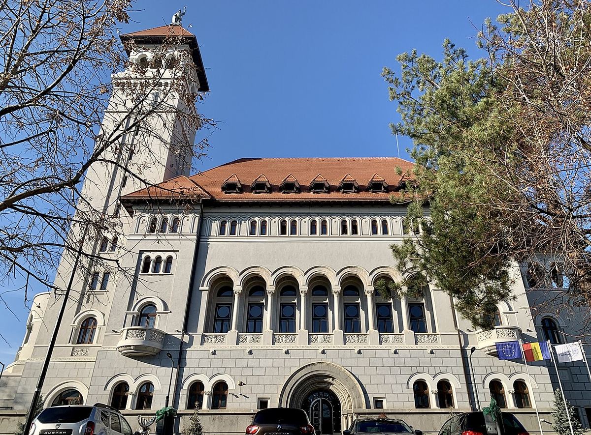 Clădirea Primăriei Sectorului 1 din București, cu steagul UE și steaguri românești în față, pe Bulevardul Banu Manta.