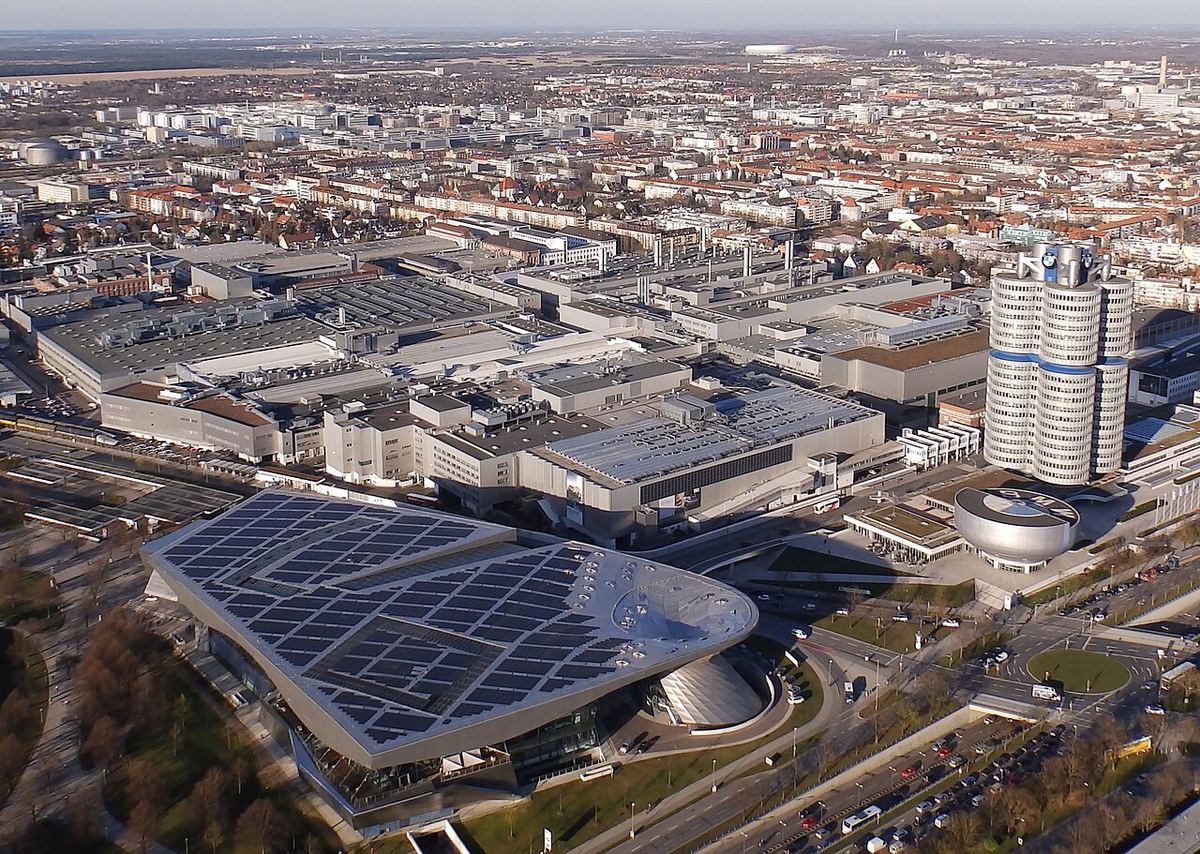 Vedere aeriană a sediului și fabricii BMW din München, cu clădirea BMW Welt și turnul BMW (fotografie de arhivă).