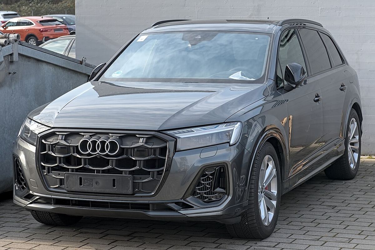 Ilustrație cu un SUV Audi Q7 din 2025, văzut din exterior.
