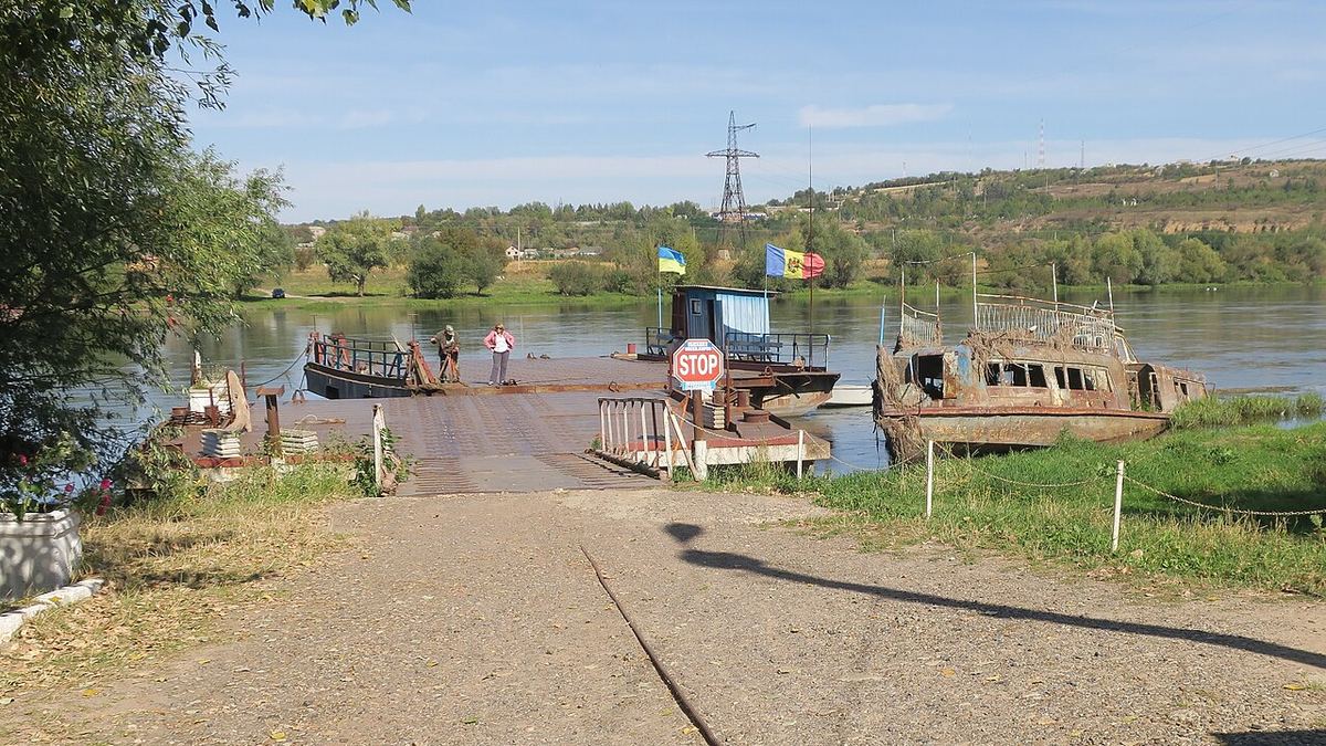 Trecere de frontieră peste Nistru între Moldova și Ucraina, lângă Soroca, cu un feribot auto traversând râul.