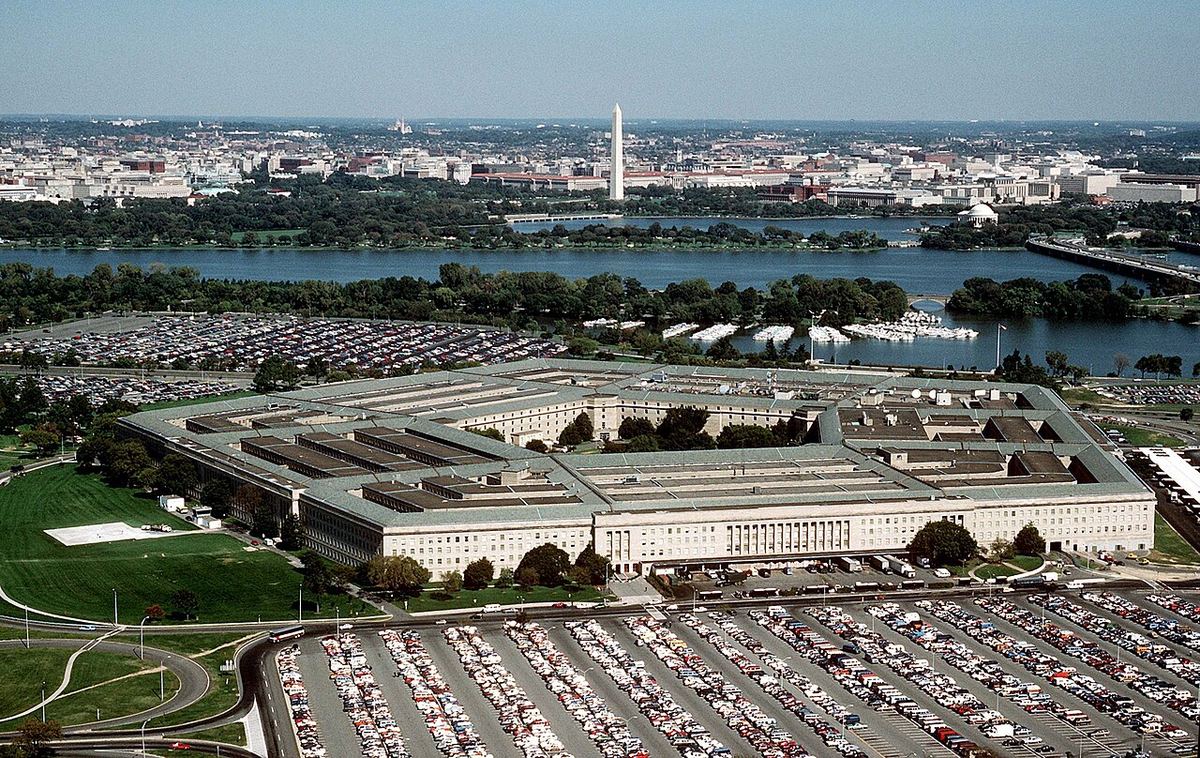 Clădirea Pentagonului din Washington, văzută din nord-est, cu râul Potomac și Monumentul Washington în depărtare.