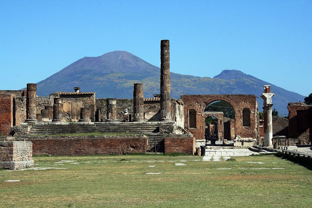Ruinele antice ale orașului Pompei, din Italia, cu clădiri și străzi romane vechi.