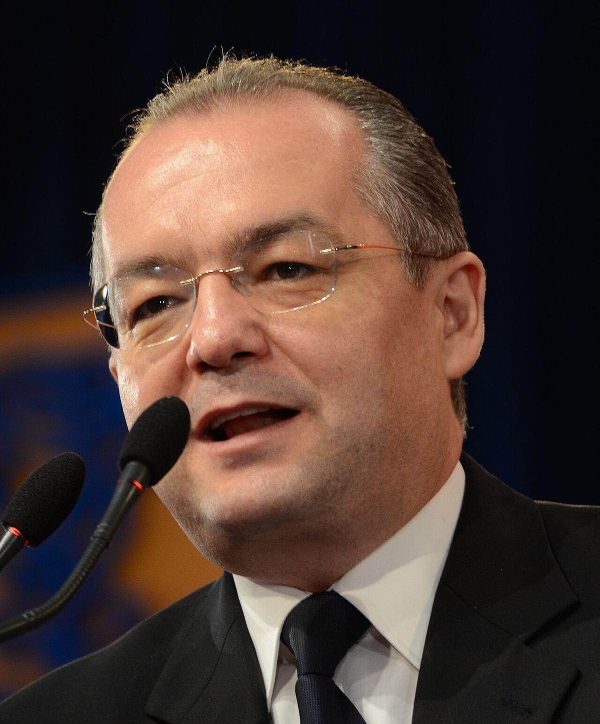 Emil Boc, fotografiat la Convenția națională extraordinară a Partidului Democrat-Liberal din 23 martie 2013.