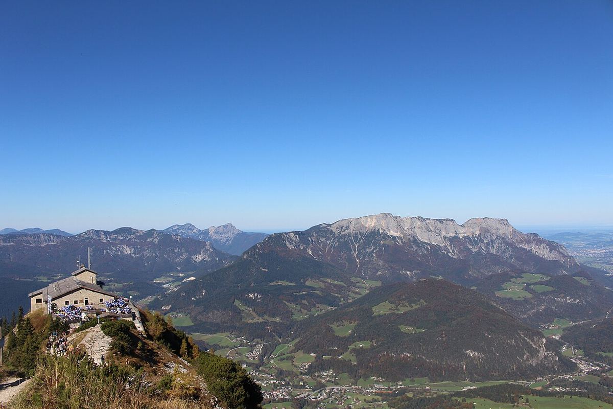 Kehlsteinhaus, „Cuibul de Vultur”, lângă Berchtesgaden, în Bavaria, cu vederi spre Alpii Pre-alpini.