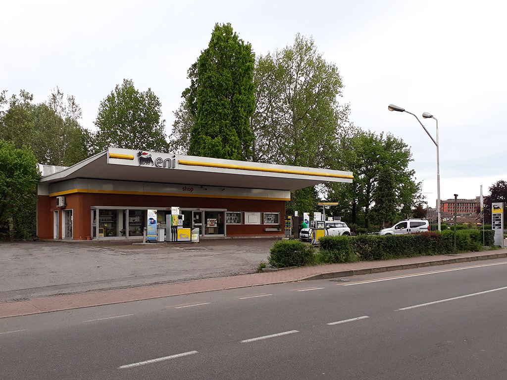 Stație de benzină Eni cu pompe de carburant, în Lodi, Italia (imagine ilustrativă).