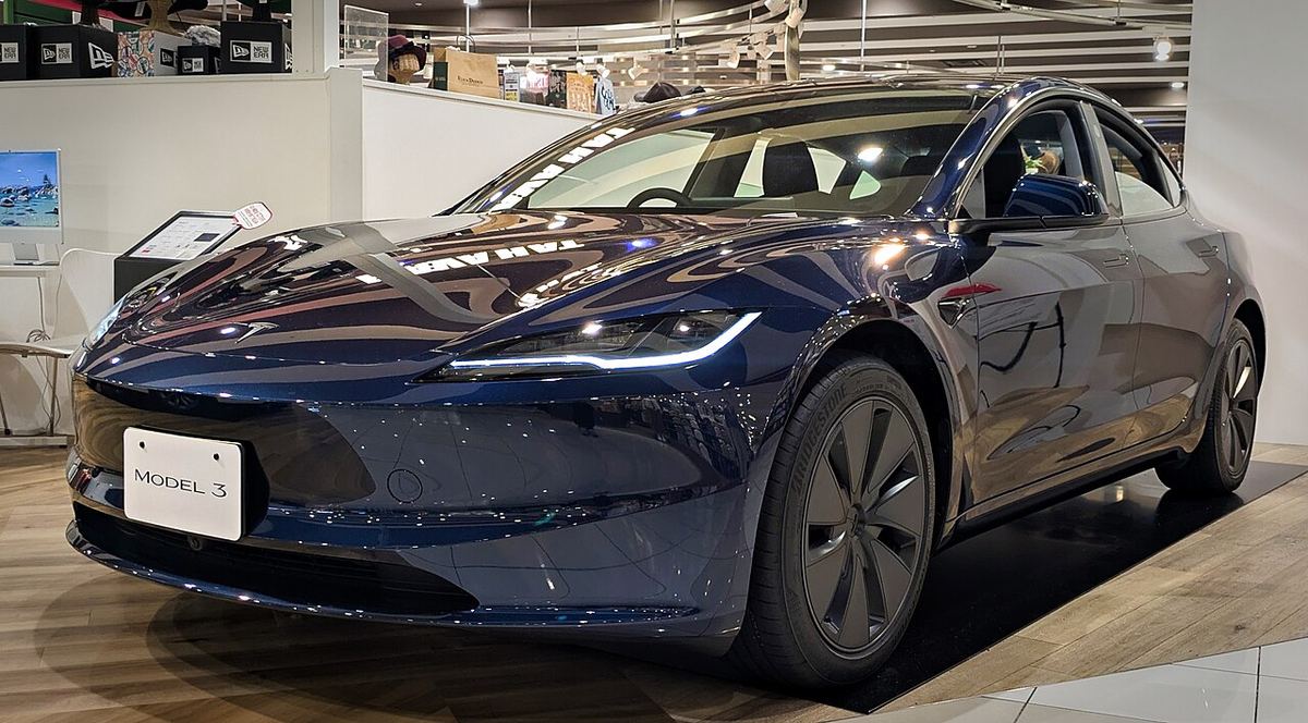 Tesla Model 3, versiunea din 2026, expusă într-un magazin