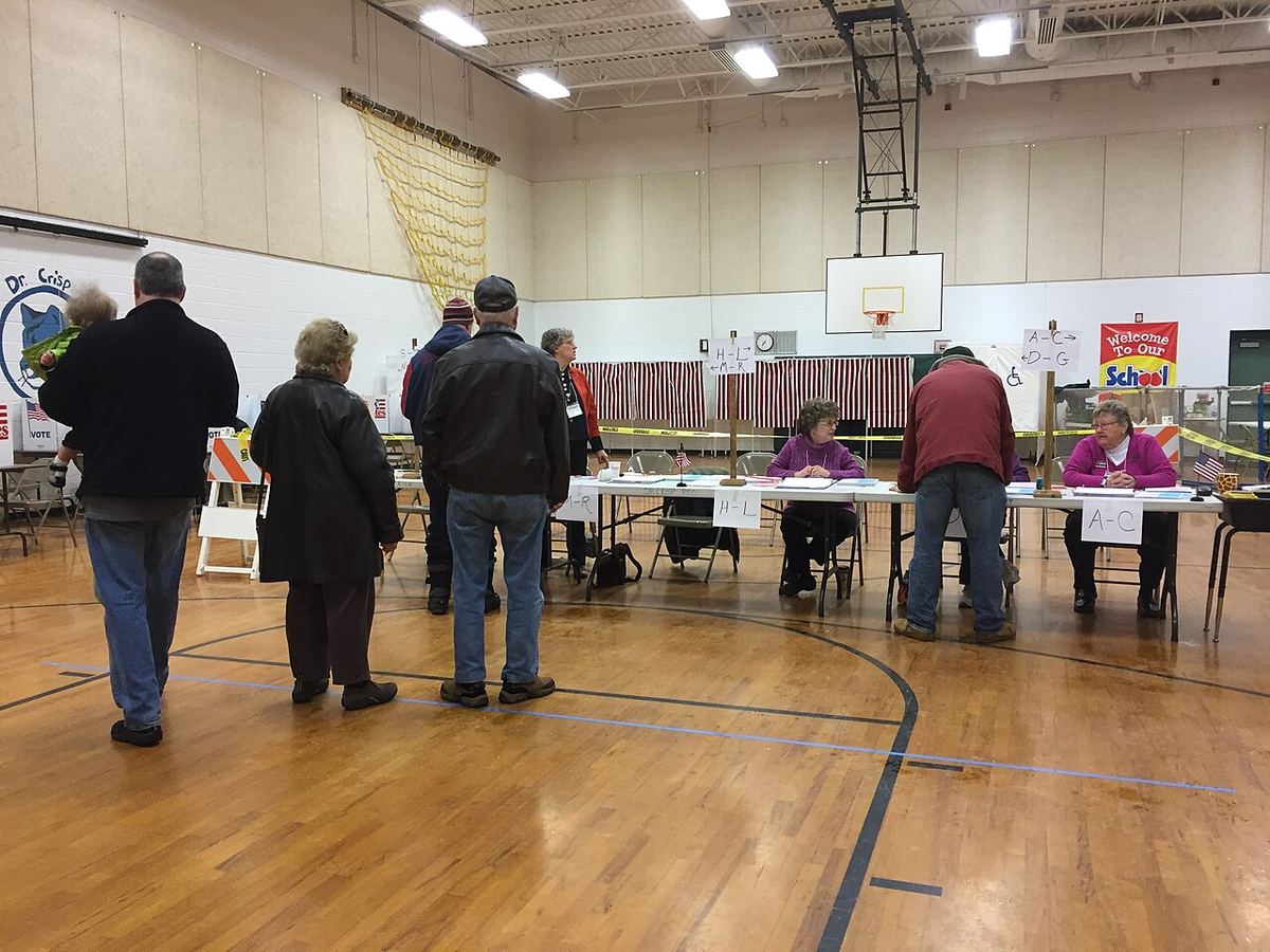 Votanți la secția de votare anticipată din Ward 7, Nashua, New Hampshire, fotografiat de Sasha Gong pentru VOA.