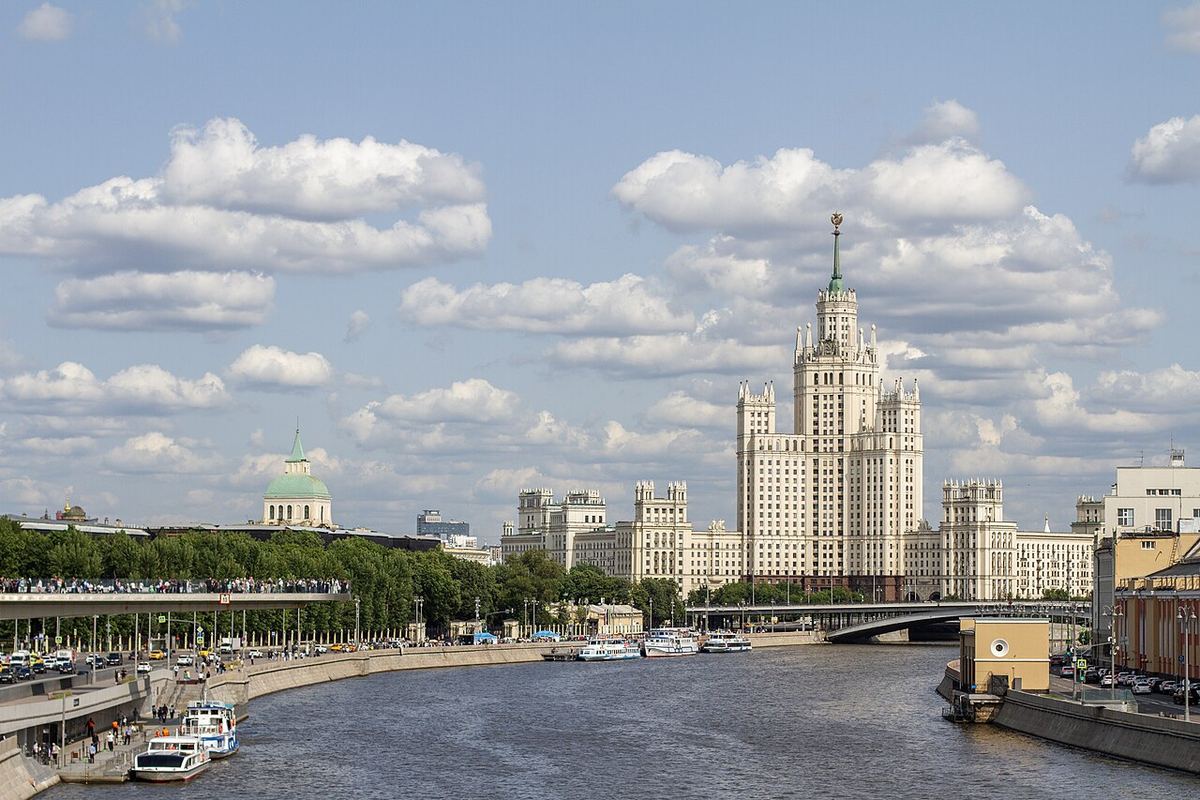 Clădirea de pe Digul Kotelniceskaya și râul Moscova, într-o zi însorită (imagine ilustrativă).