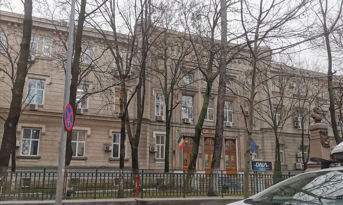 Fațada sediului DNA din București, de pe strada Știrbei Vodă, cu steagul României și sigla DNA vizibilă la poartă.