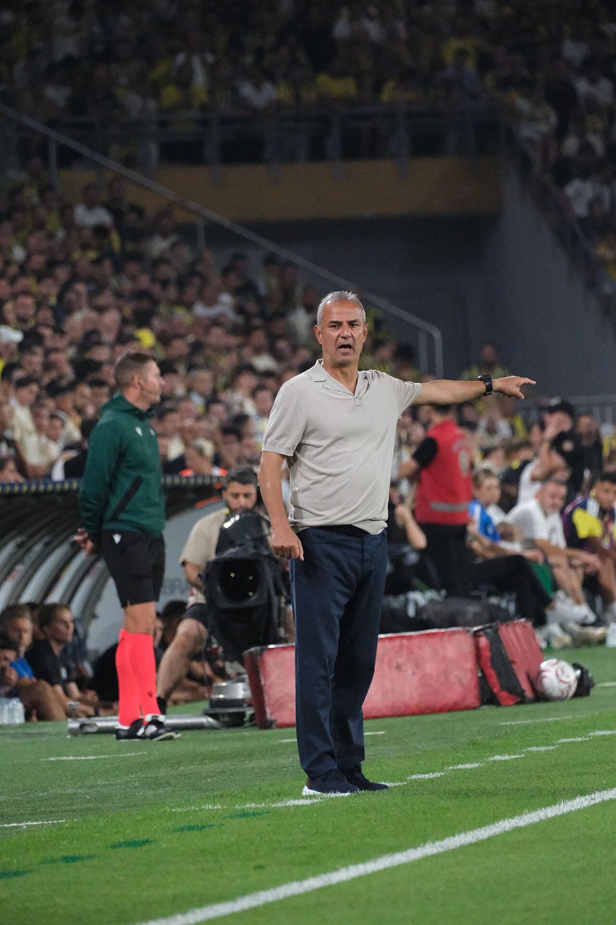 Ismail Kartal, antrenor al echipei Fenerbahçe, fotografiat în timpul unui eveniment al clubului.