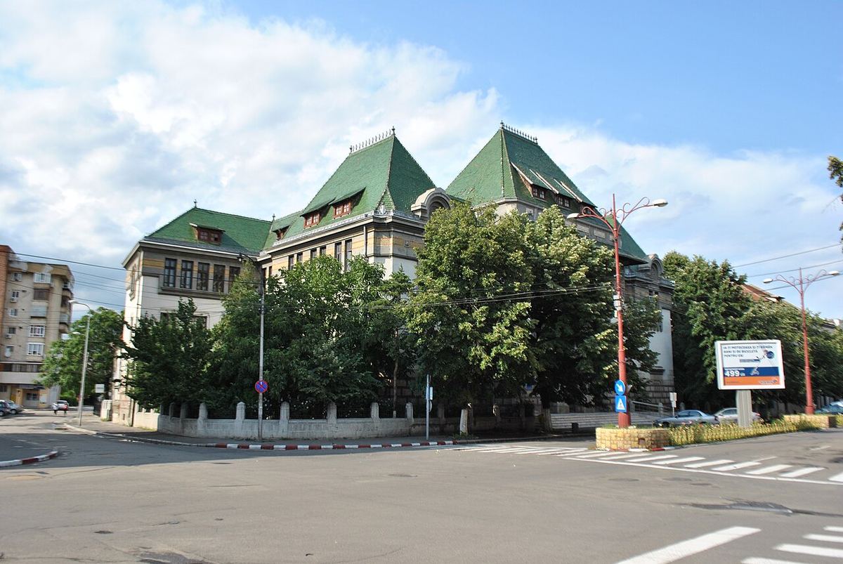 Clădire de tribunal cu acoperișuri verzi, în Buzău, fotografiată ziua pe o stradă din oraș.