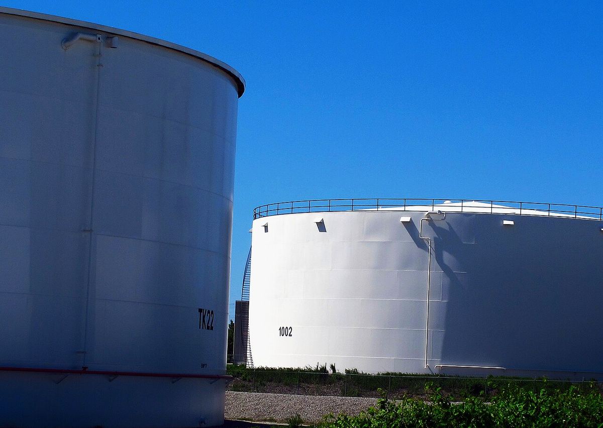 Rezervoare mari de stocare a produselor petroliere într-un complex industrial.