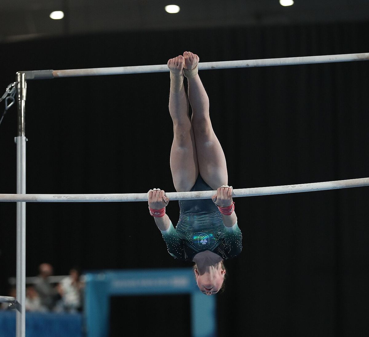 Gimnastă feminină la bârele asimetrice, în timpul finalei la aparate de la Jocurile Olimpice de Tineret din 2018, Buenos Aires.
