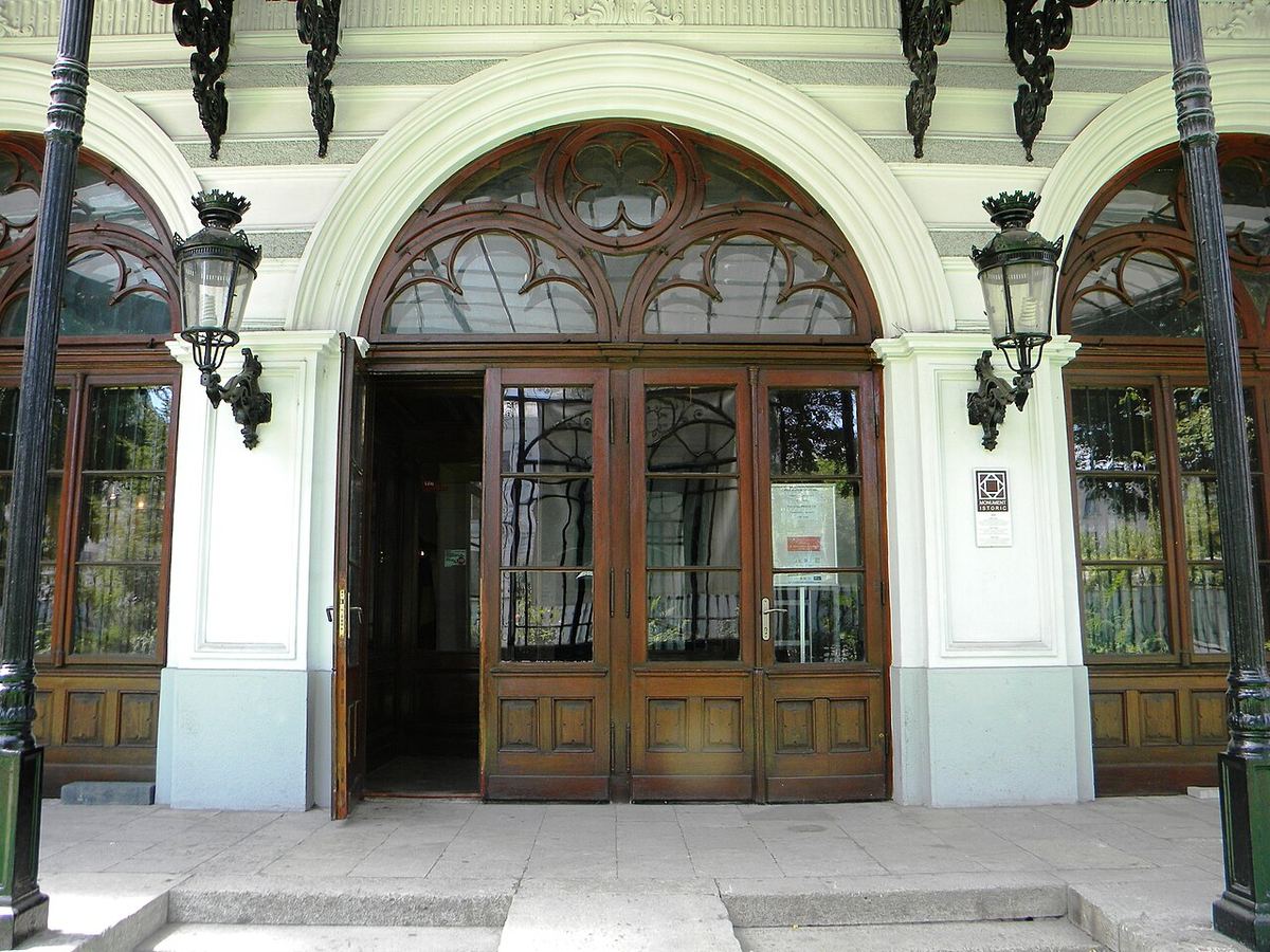 Intrarea în Palatul Suțu din București, sediul Muzeului Municipiului București.