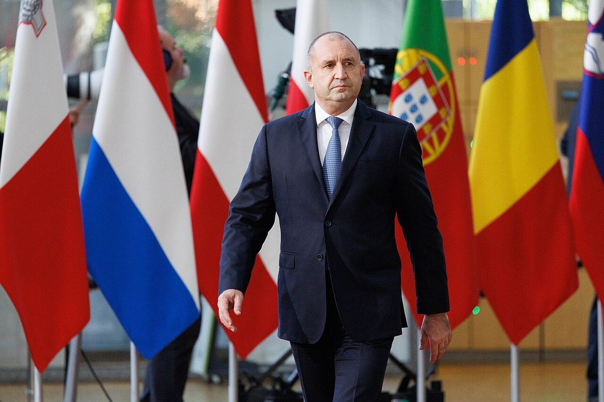 Rumen Radev, pe atunci președinte al Bulgariei, la Bruxelles, în fața steagurilor statelor UE. Fotografie de arhivă din 2022.