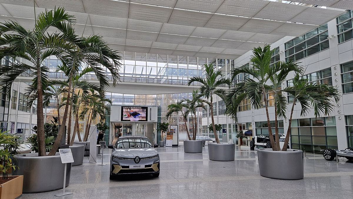 Tehnocentrul Renault de lângă Paris, cu o mașină expusă în hol