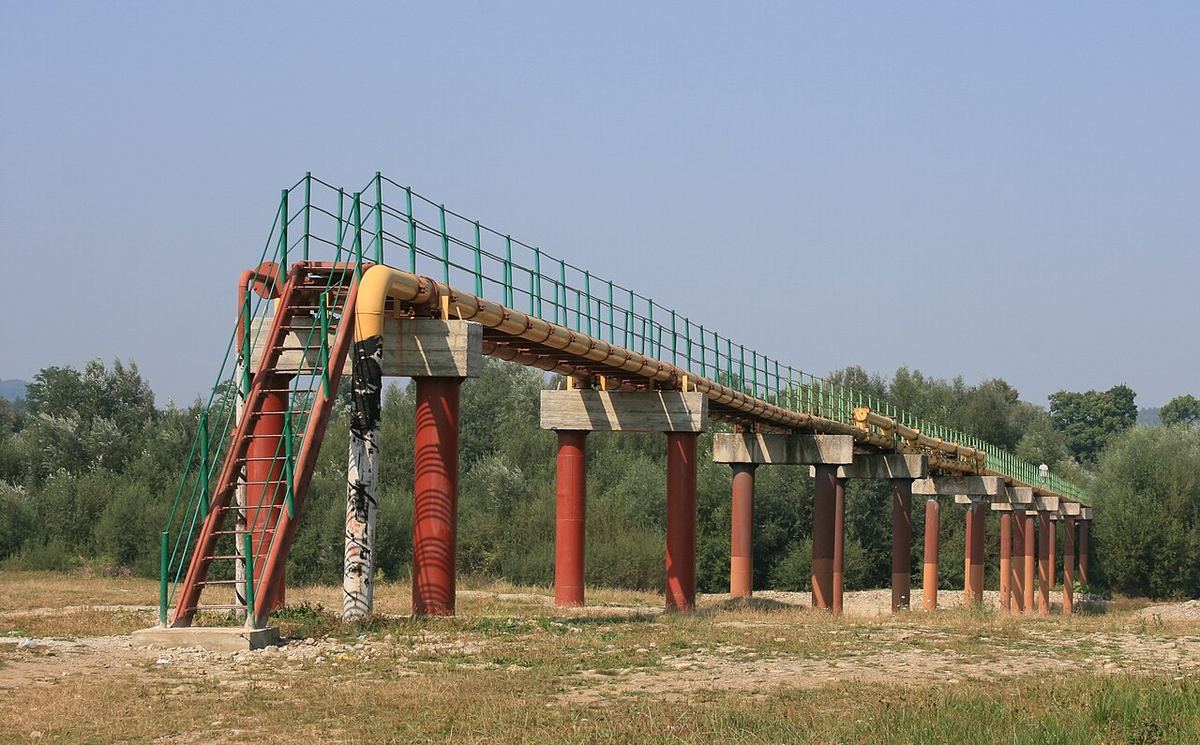 Porțiune de suprafață a conductei de petrol Drujba, pe râul Stryi, în satul Rozhirche din regiunea Liov, Ucraina.