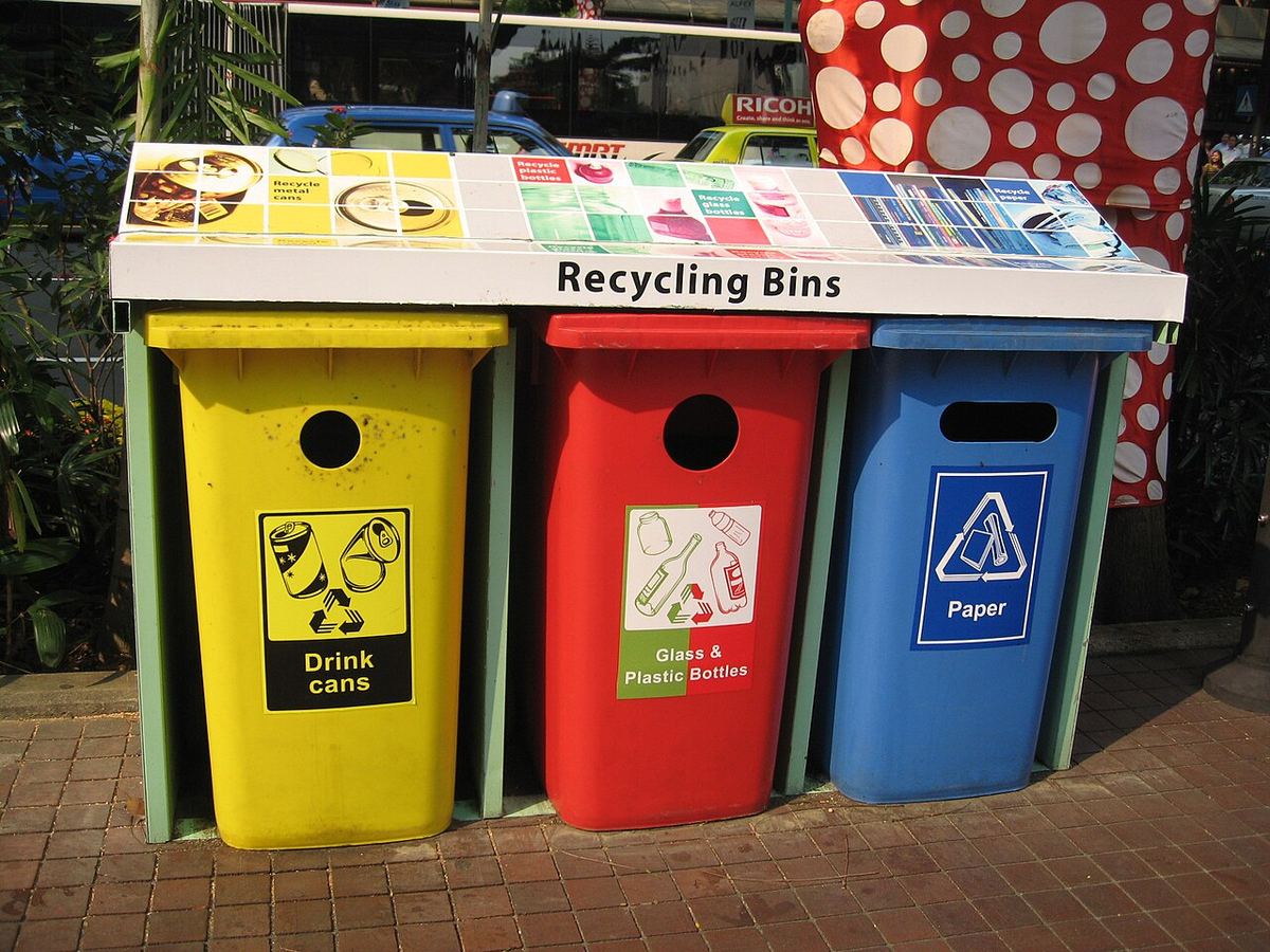Coșuri de reciclare colorate pentru tipuri diferite de deșeuri
