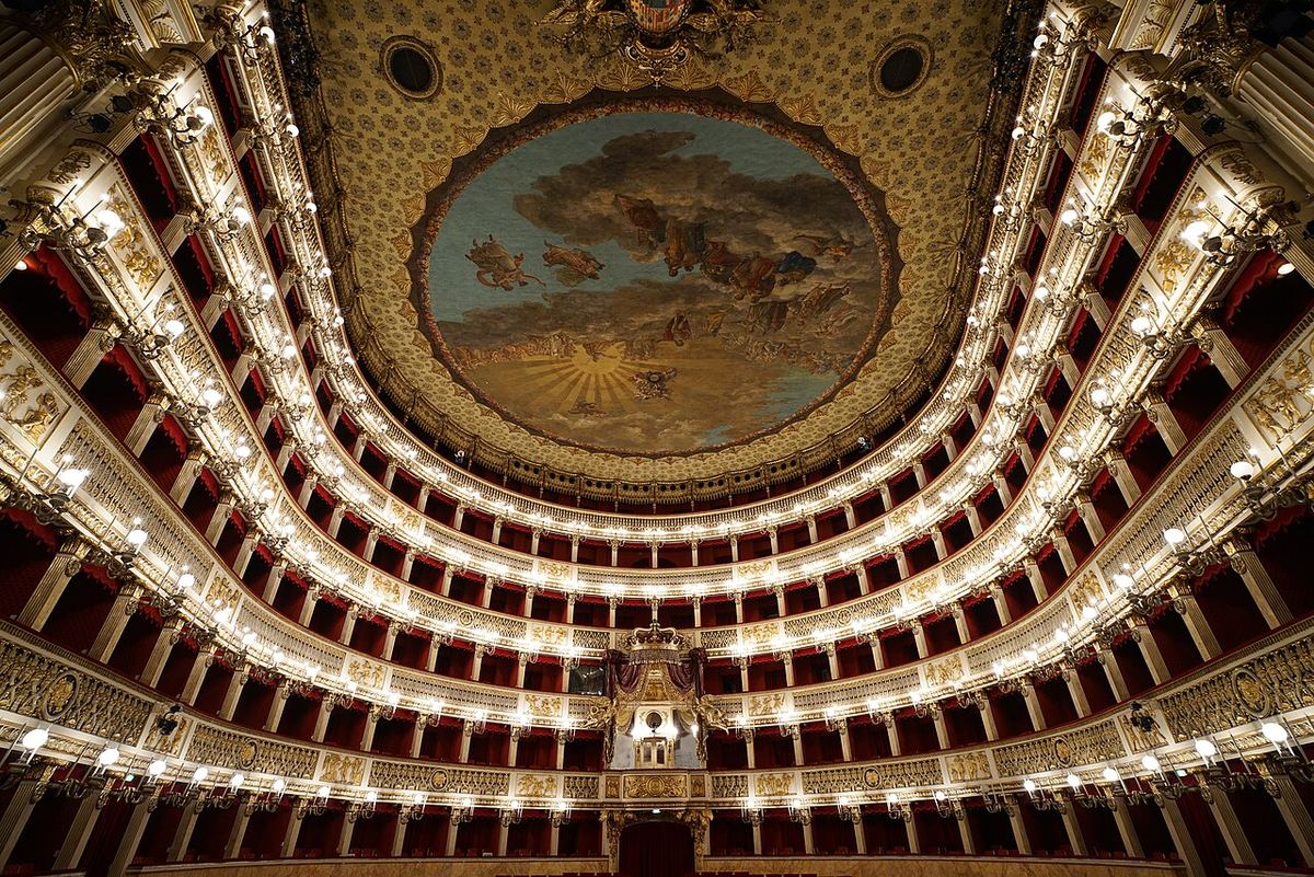 Sala Teatrului di San Carlo din Napoli, cu loji aurite, lustră și tavan pictat.
