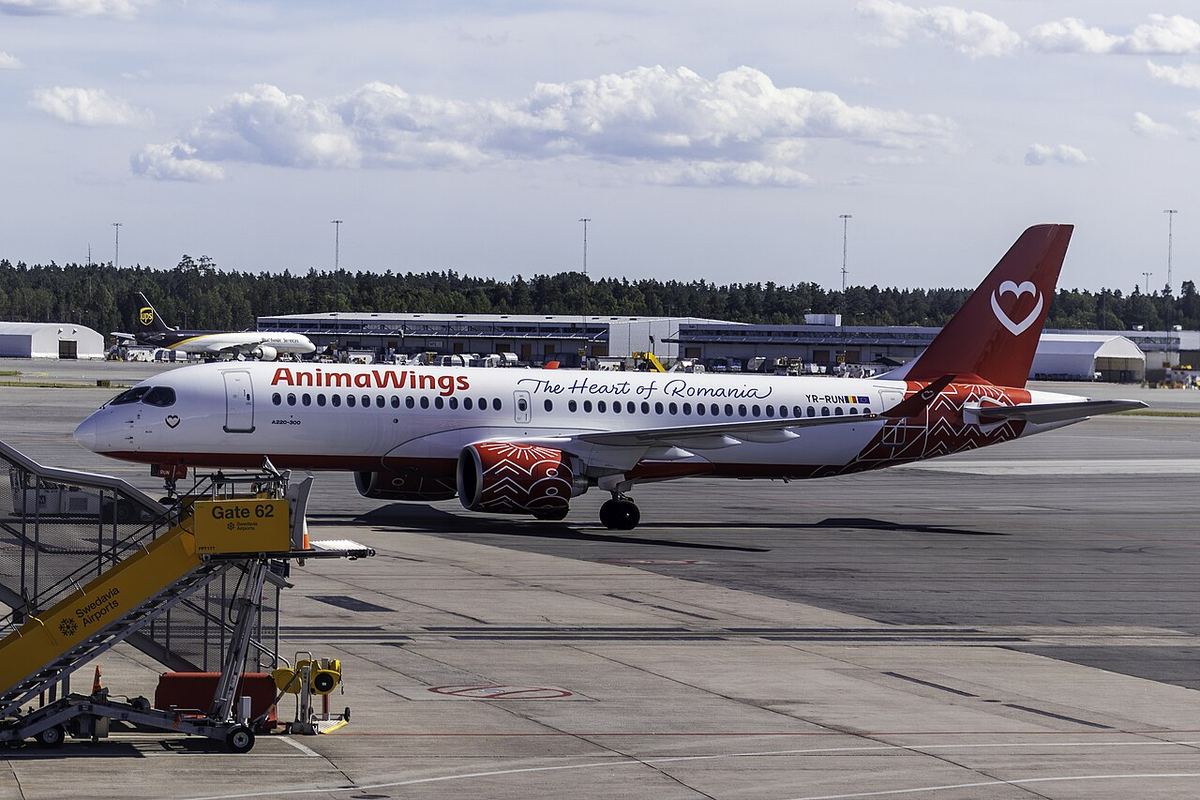Avion Airbus A220 al companiei AnimaWings pe aeroportul Arlanda