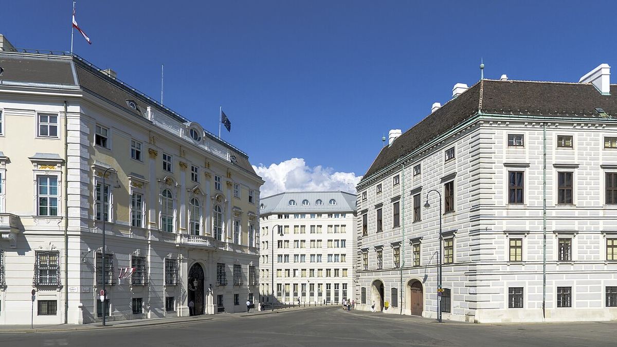 Piața Ballhausplatz din Viena, fotografiată spre nord-est, în direcția grădinii Volksgarten.