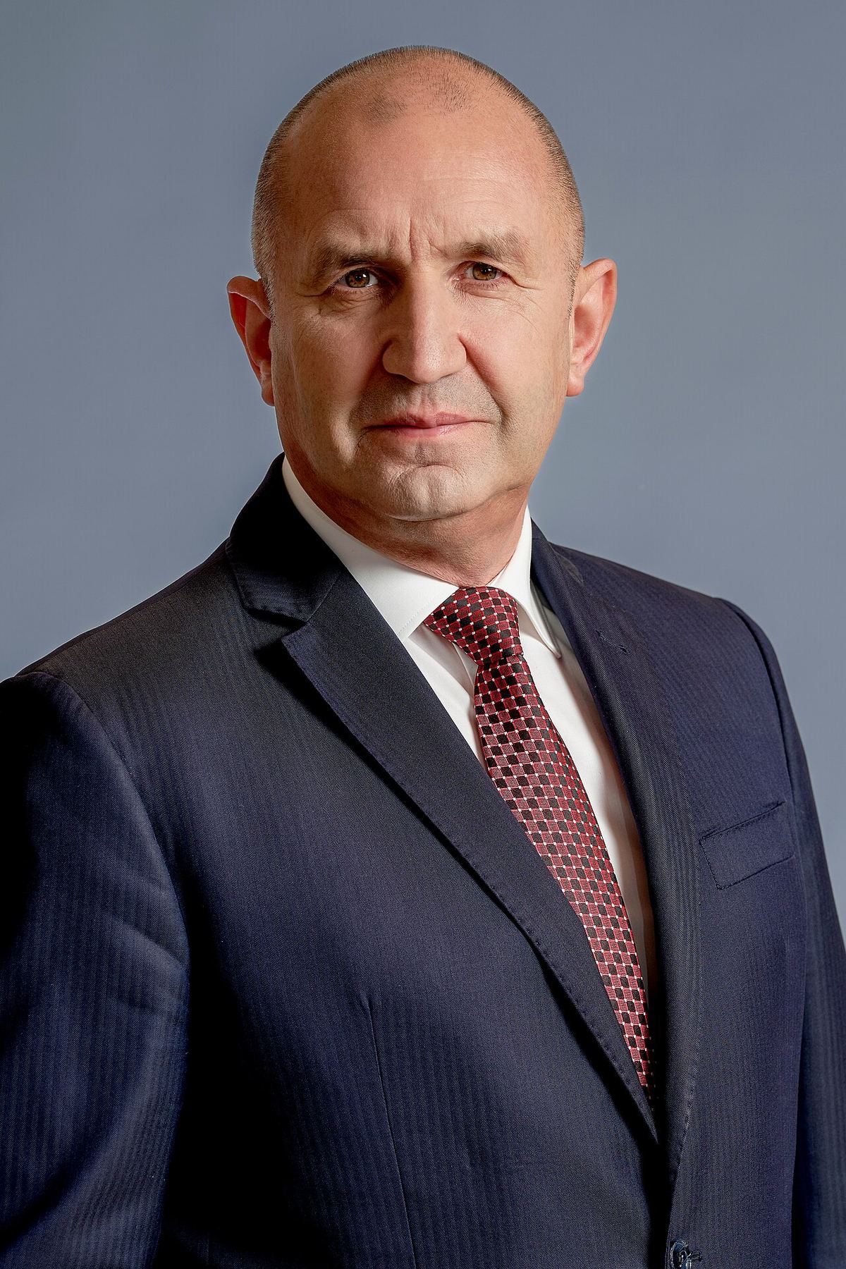 Portretul oficial al premierului bulgar Rumen Radev, realizat în 2026.