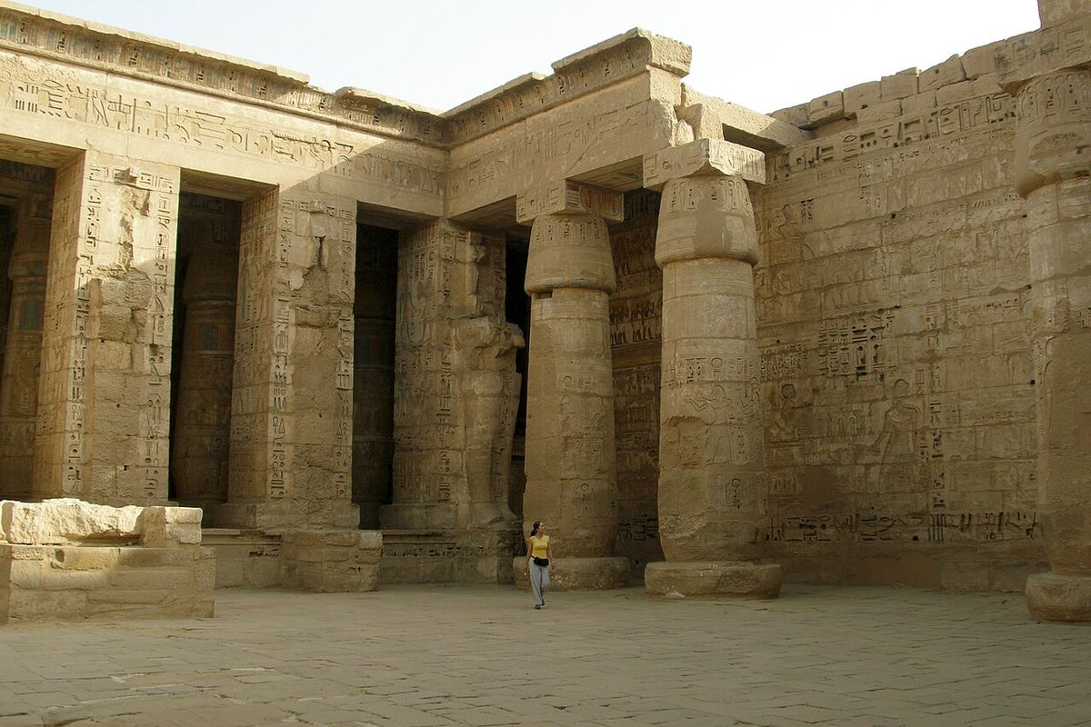 Curtea Templului lui Ramses al III-lea de la Medinet Habu, cu coloane și relief-uri pe pereți, Teba, Luxor, Egipt.