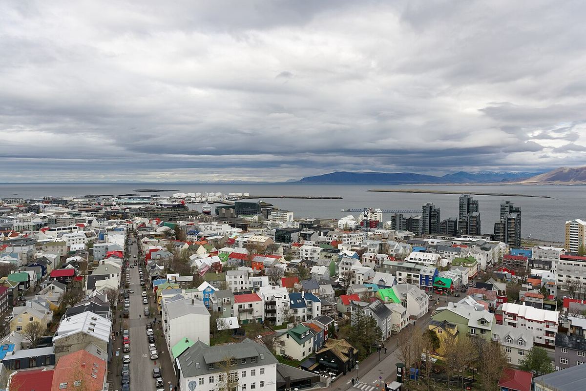 Vedere a orașului Reykjavík din Islanda, de pe turnul bisericii Hallgrímskirkja.