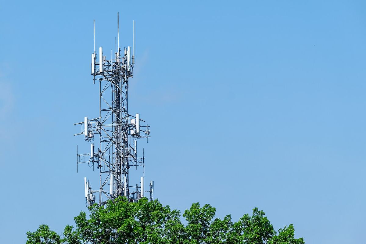 Un turn de telefonie mobilă cu mai multe antene, în Knoxville, Tennessee, SUA.