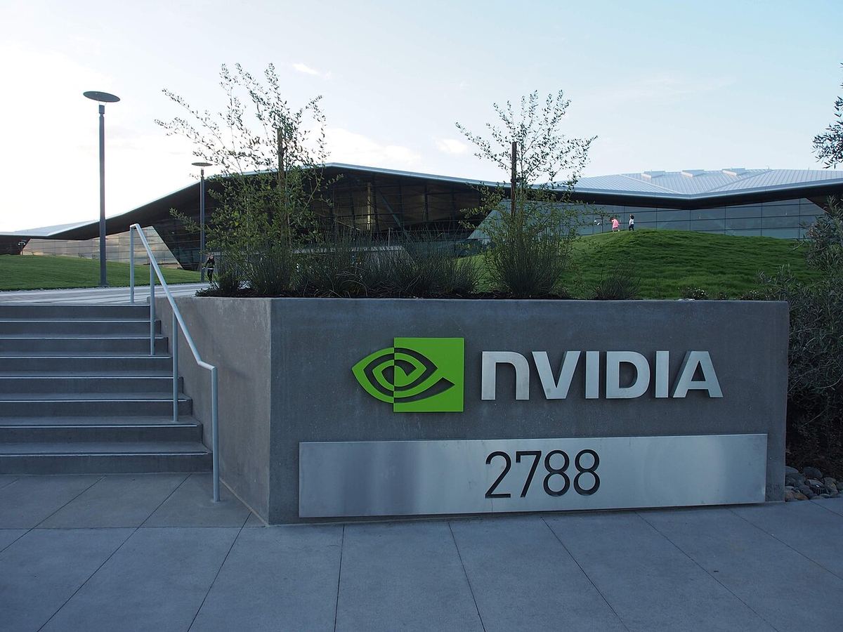Peretele cu logo-ul Nvidia din clădirea Endeavor, fotografiat în timpul evenimentului de inaugurare.
