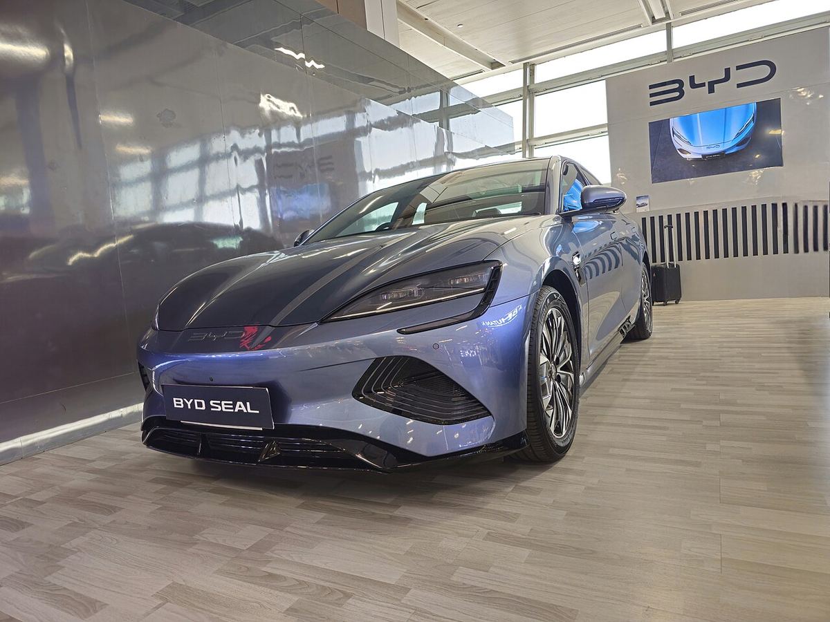 Autoturism BYD Seal, vopsit în alb, fotografiat într-un cadru exterior.