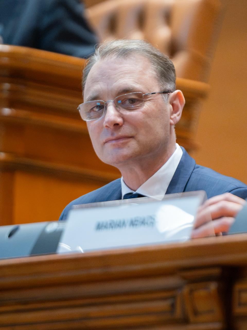 Marian Neacșu, vicepremier și ministrul Afacerilor Interne, la masa ședinței de guvern