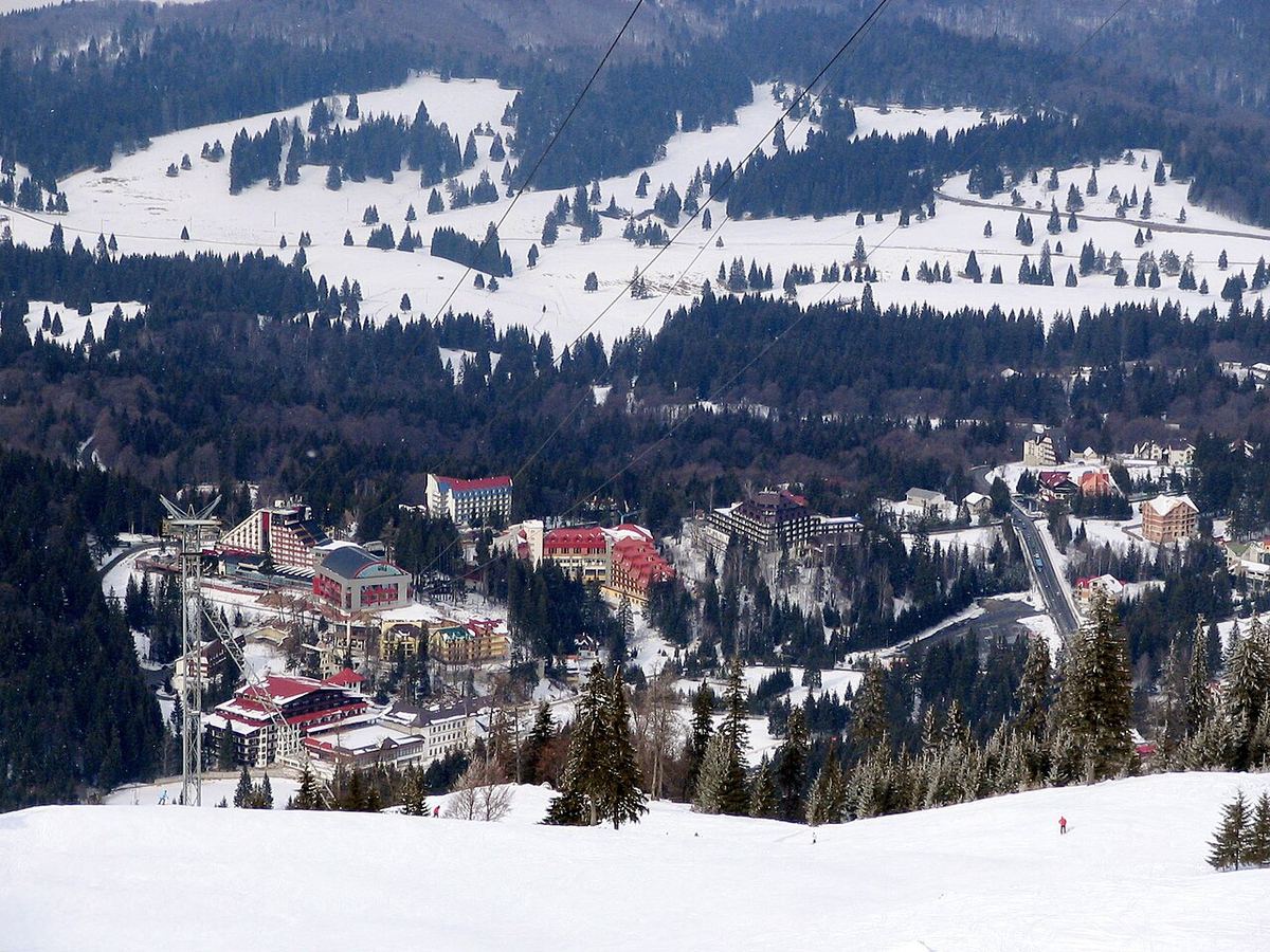 Vedere a stațiunii Poiana Brașov, zonă montană din apropierea orașului Brașov