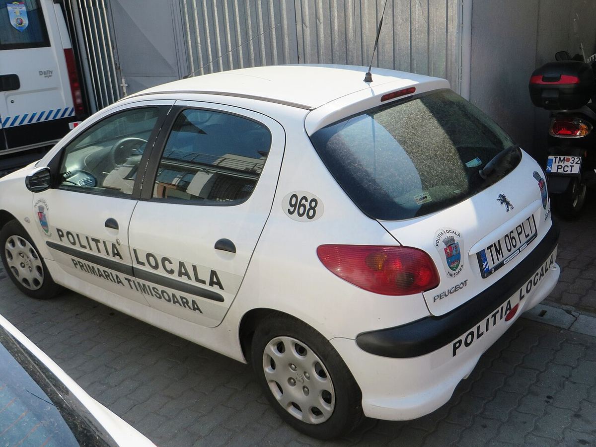 Autoturism al poliției locale, imagine ilustrativă pentru un articol despre returnarea unui portofel pierdut.