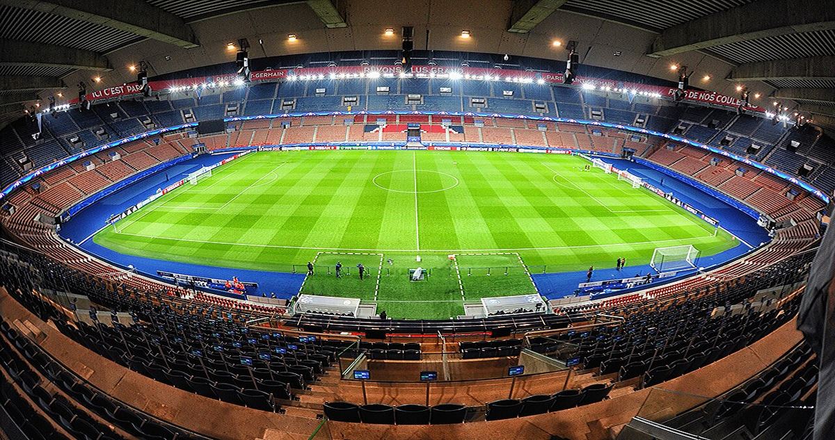 Stadionul Parc des Princes din Paris, văzut din tribune, cu gazonul iluminat seara, înainte de un meci.