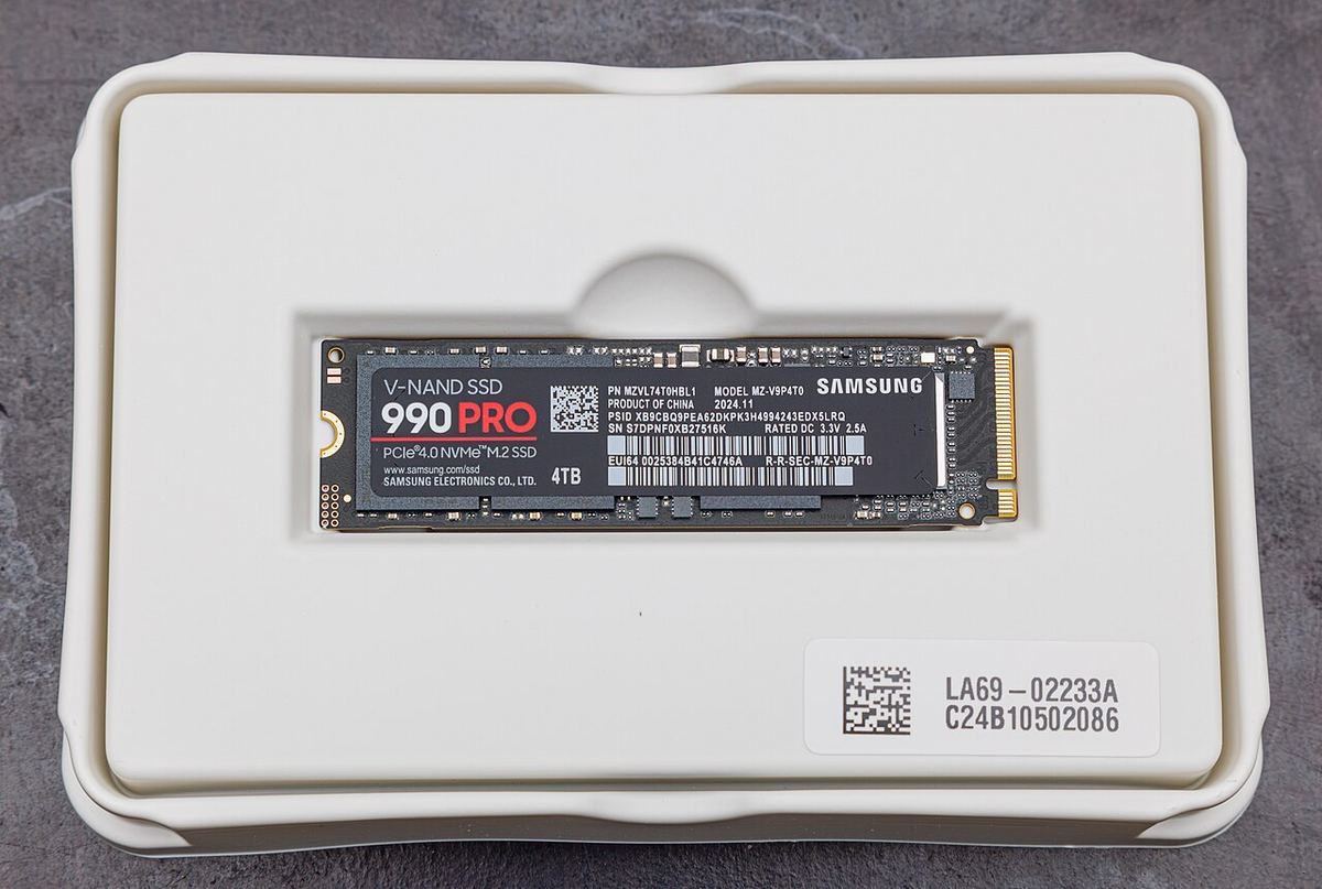 Unitate SSD Samsung M.2 NVMe 990 PRO de 4 TB, pentru stocare de date de mare viteză.