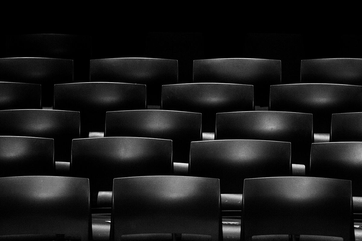 Rânduri de scaune într-o sală de cinema