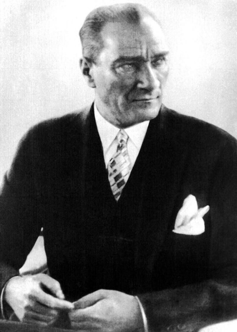 Portretul lui Mustafa Kemal Atatürk, fondatorul Republicii Turcia, într-o fotografie de epocă.