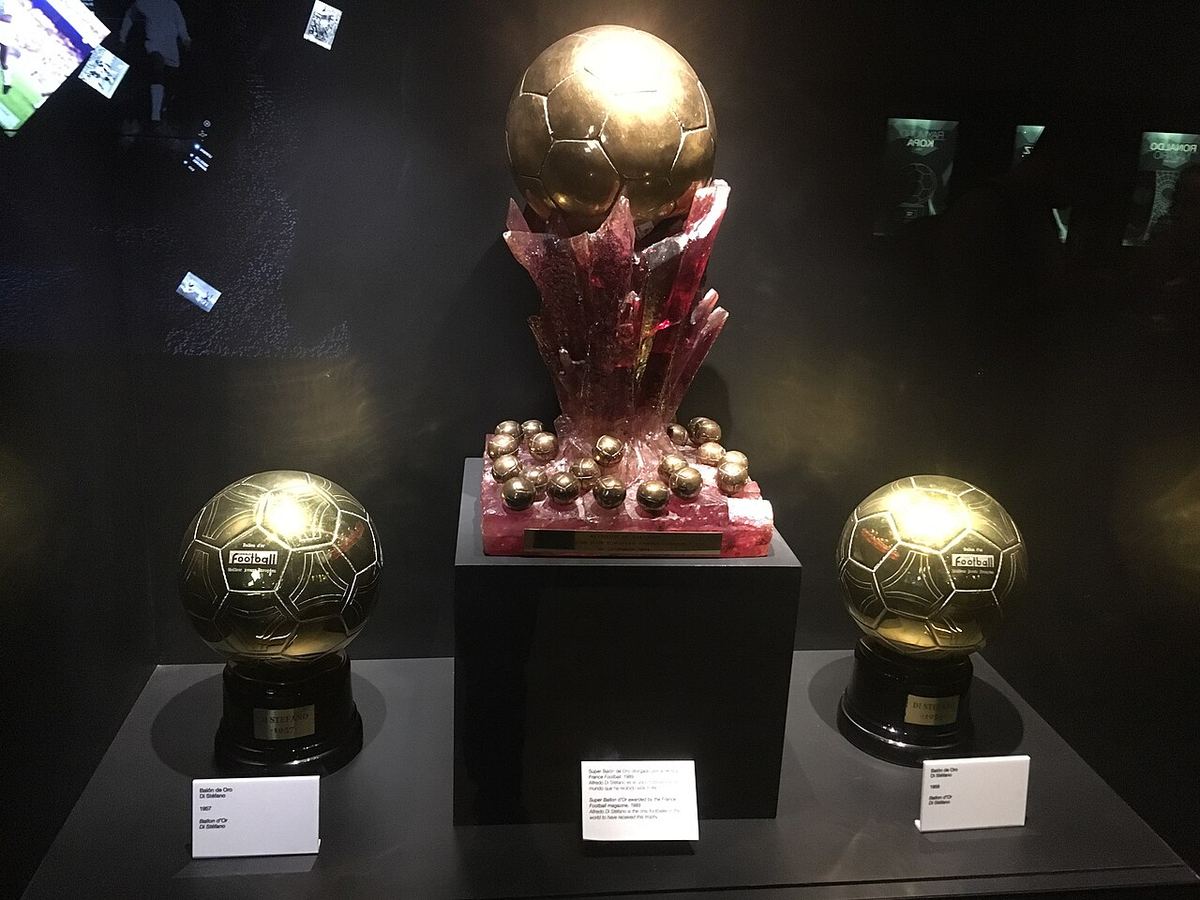 Trofee Balonul de Aur, statuete aurii expuse una lângă alta, într-o imagine ilustrativă.