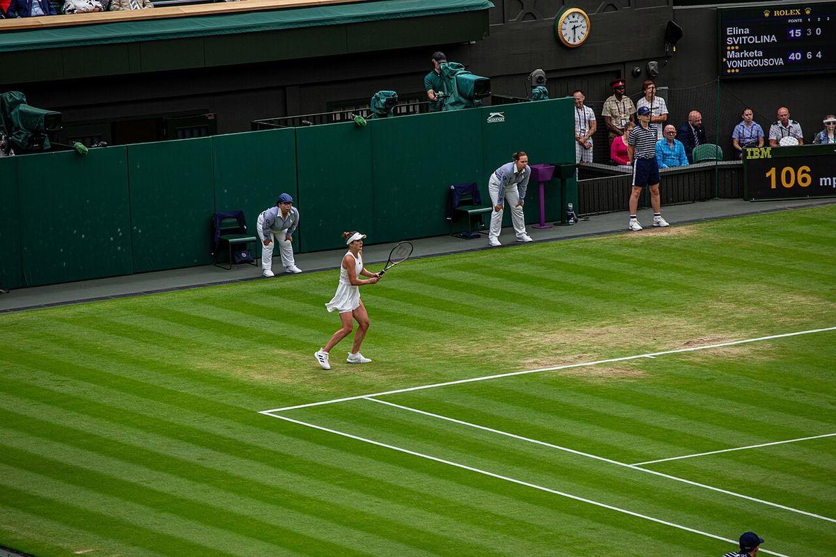 Elina Svitolina în semifinala de la Wimbledon 2023, în meciul cu Markéta Vondroušová, pe teren de iarbă.