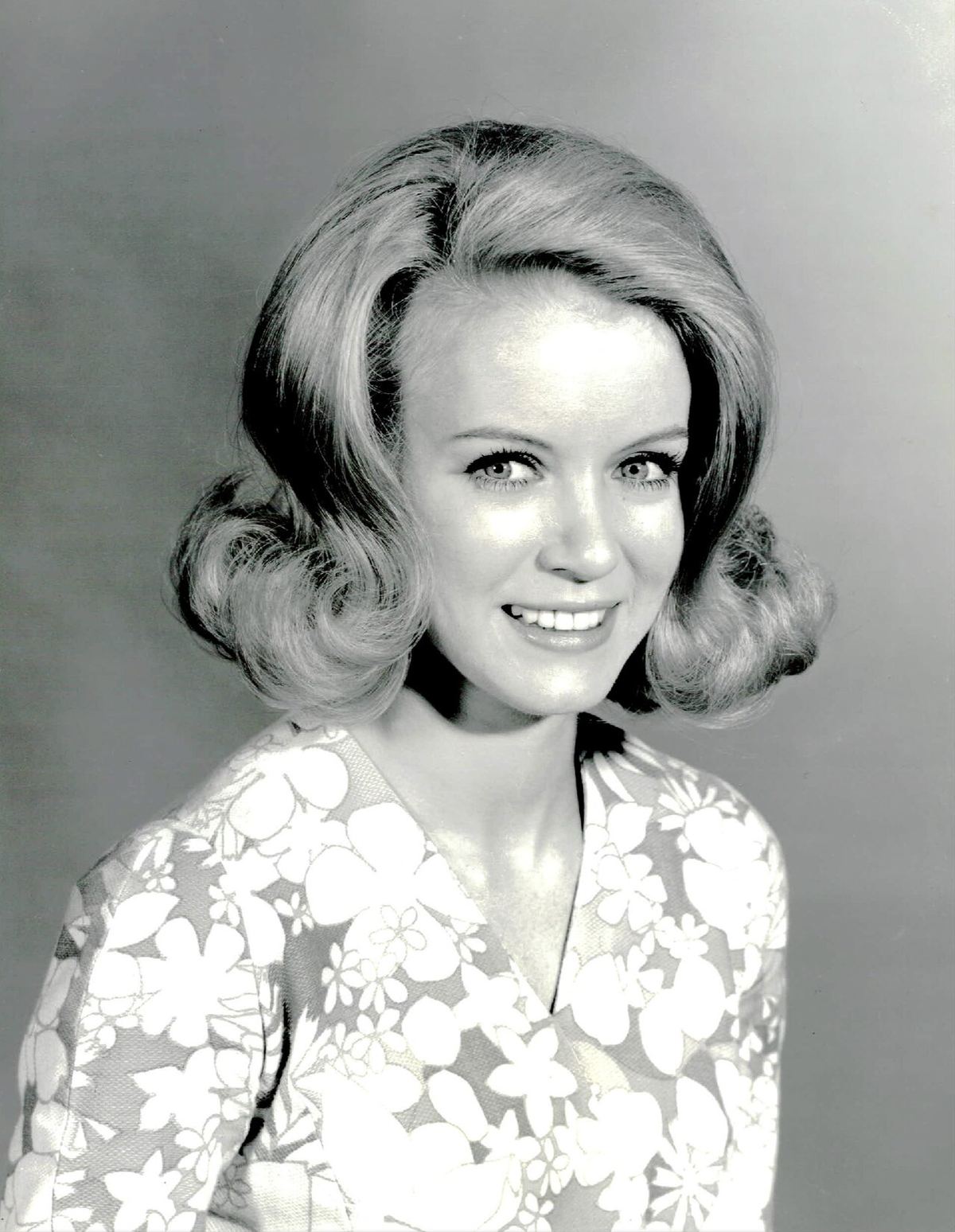 Fotografie a actriței americane Donna Mills, din perioada serialului dramatic Love Is a Many Splendored Thing.