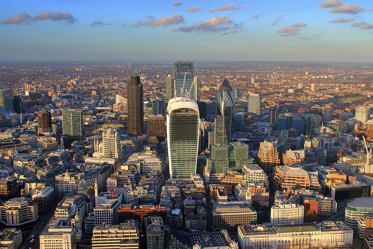 Vedere aeriană a zgârie-norilor din City of London, cu turnuri de birouri moderne și clădiri din centrul financiar.