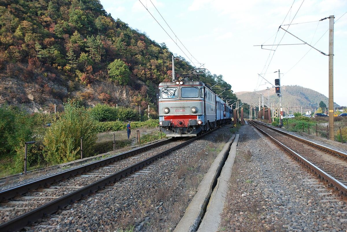 Tren de călători CFR pe o linie de cale ferată de munte