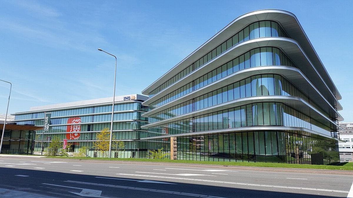 Clădirea ING din Amsterdam (Bijlmerdreef), o construcție modernă cu fațade din sticlă și sigla ING vizibilă, pe o stradă largă.