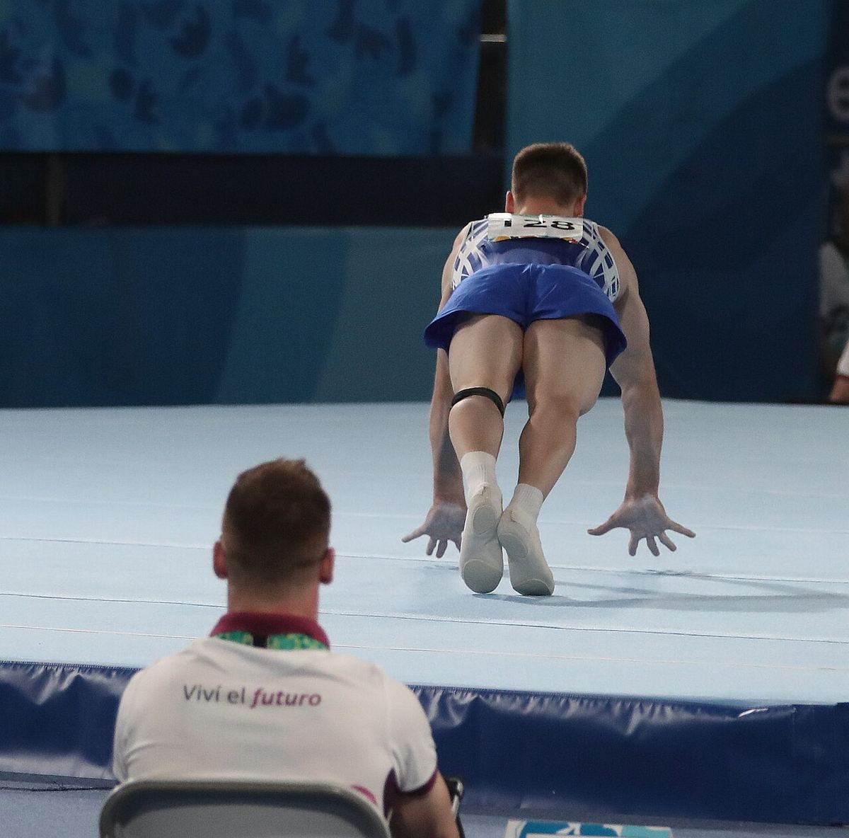 Gimnast la un concurs de gimnastică artistică