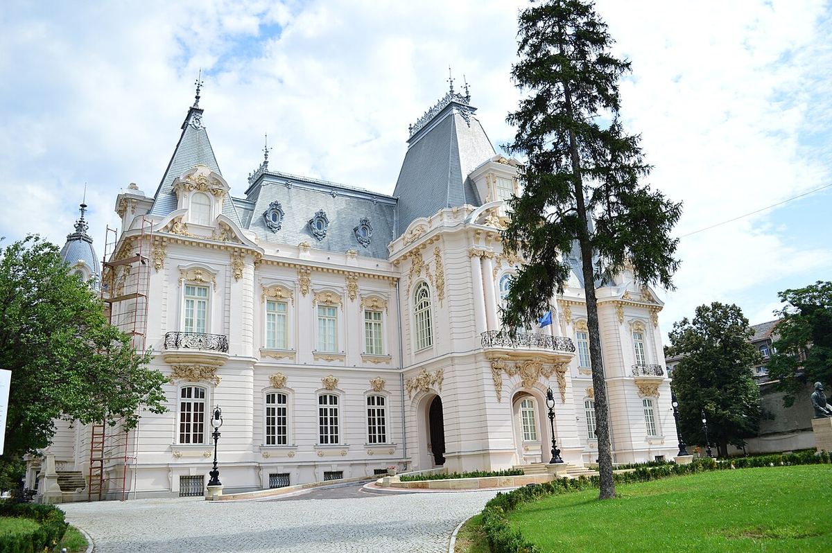 Vedere laterală stângă a Palatului Constantin Mihail, astăzi Muzeul de Artă din Craiova.