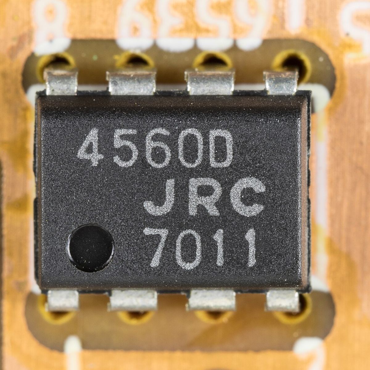 Circuit integrat pe o placă electronică, văzut de aproape