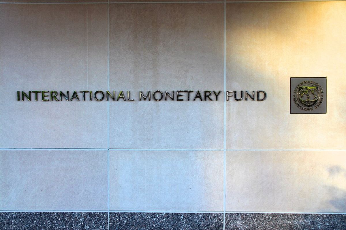 Sediul Fondului Monetar Internațional din Washington D.C., cu inscripția „International Monetary Fund” pe fațada din beton.