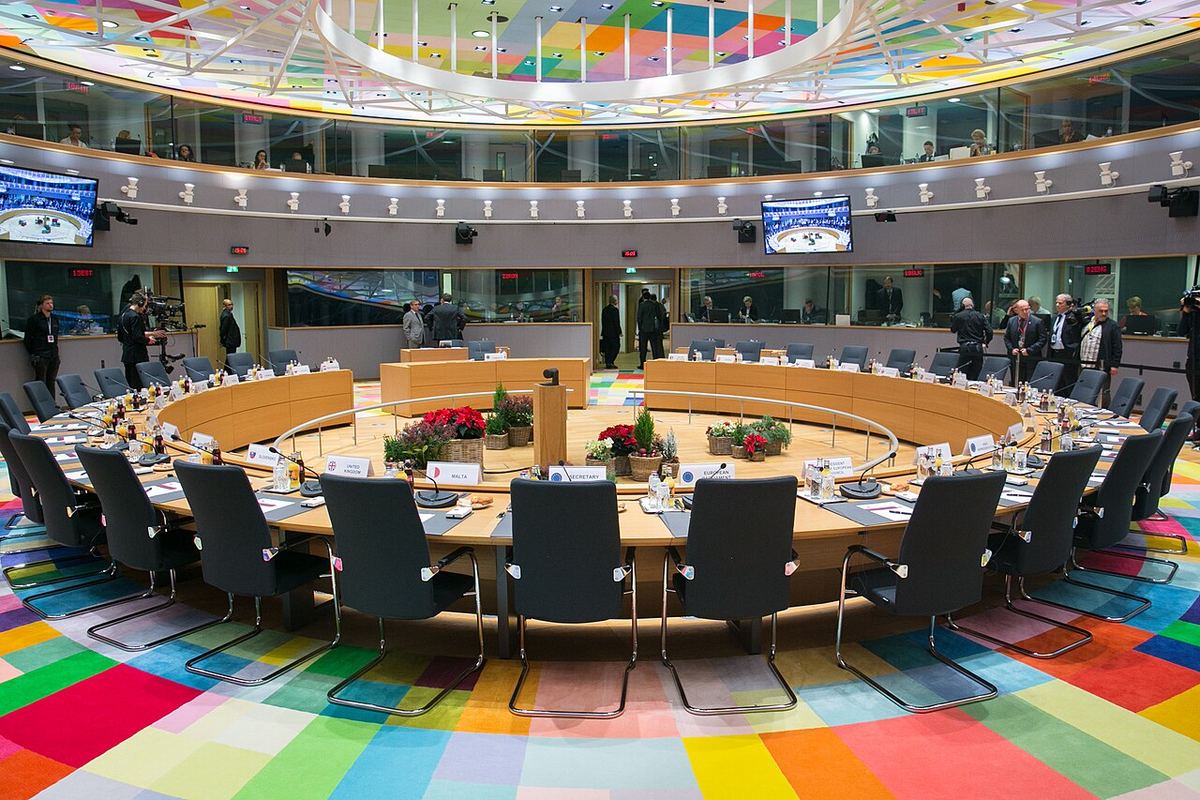 Sala Consiliului European de la Bruxelles, cu masa de summit pregătită pentru reuniunea liderilor UE (fotografie de arhivă).